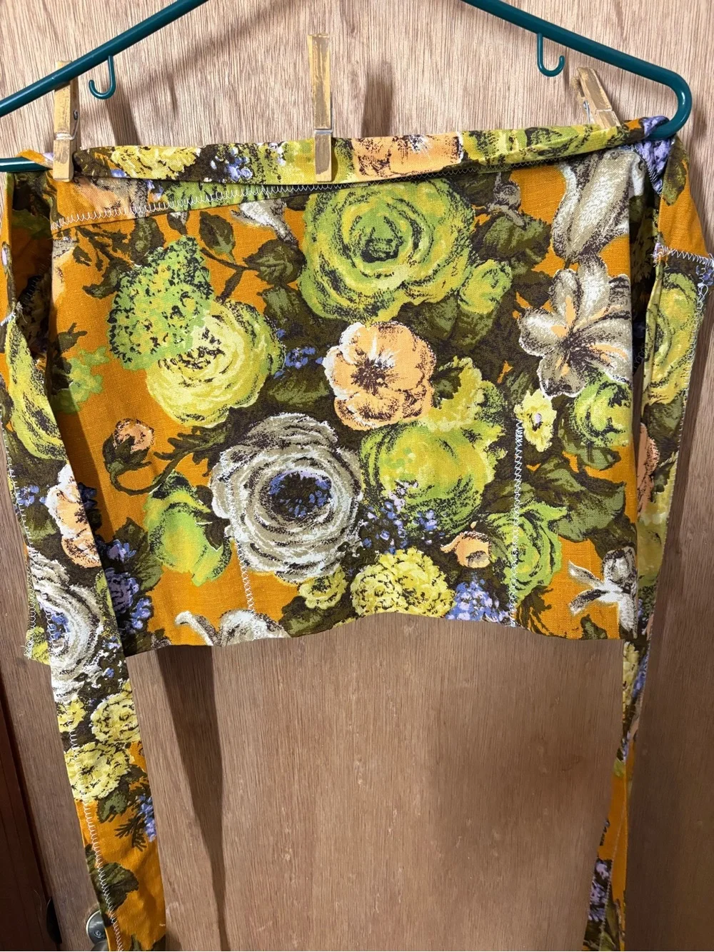 Apron with 3 pockets