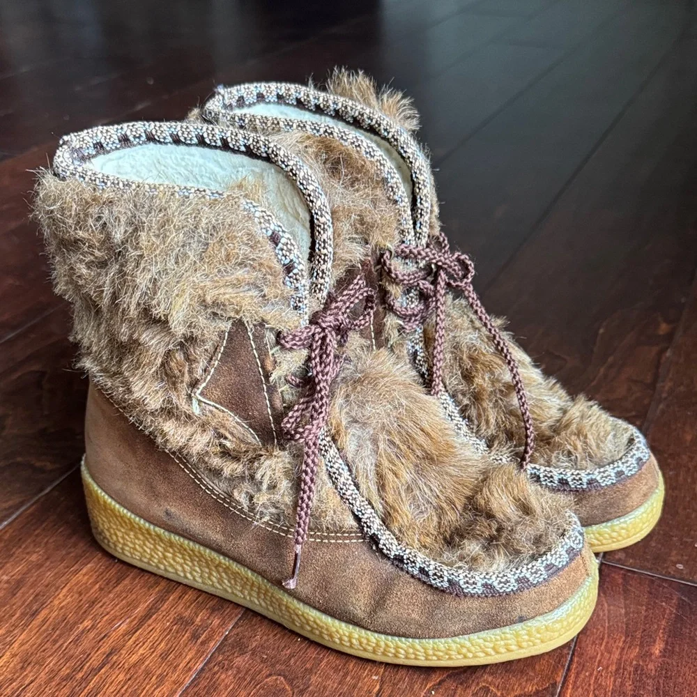 Vintage Women’s Faux Fur Wedge Suede Boots, Size 8, color Brown.