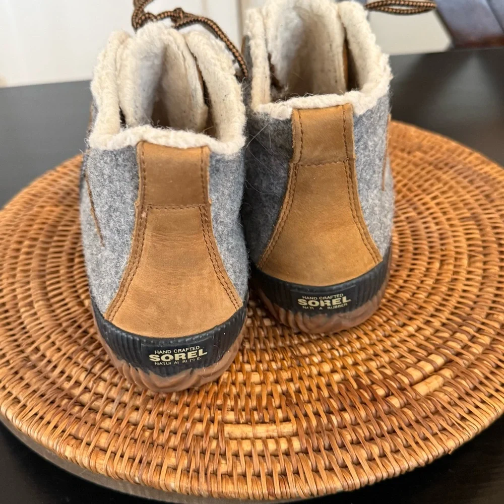 Sorel Gray and Tan‎ Waterproof Boots- insoles missing