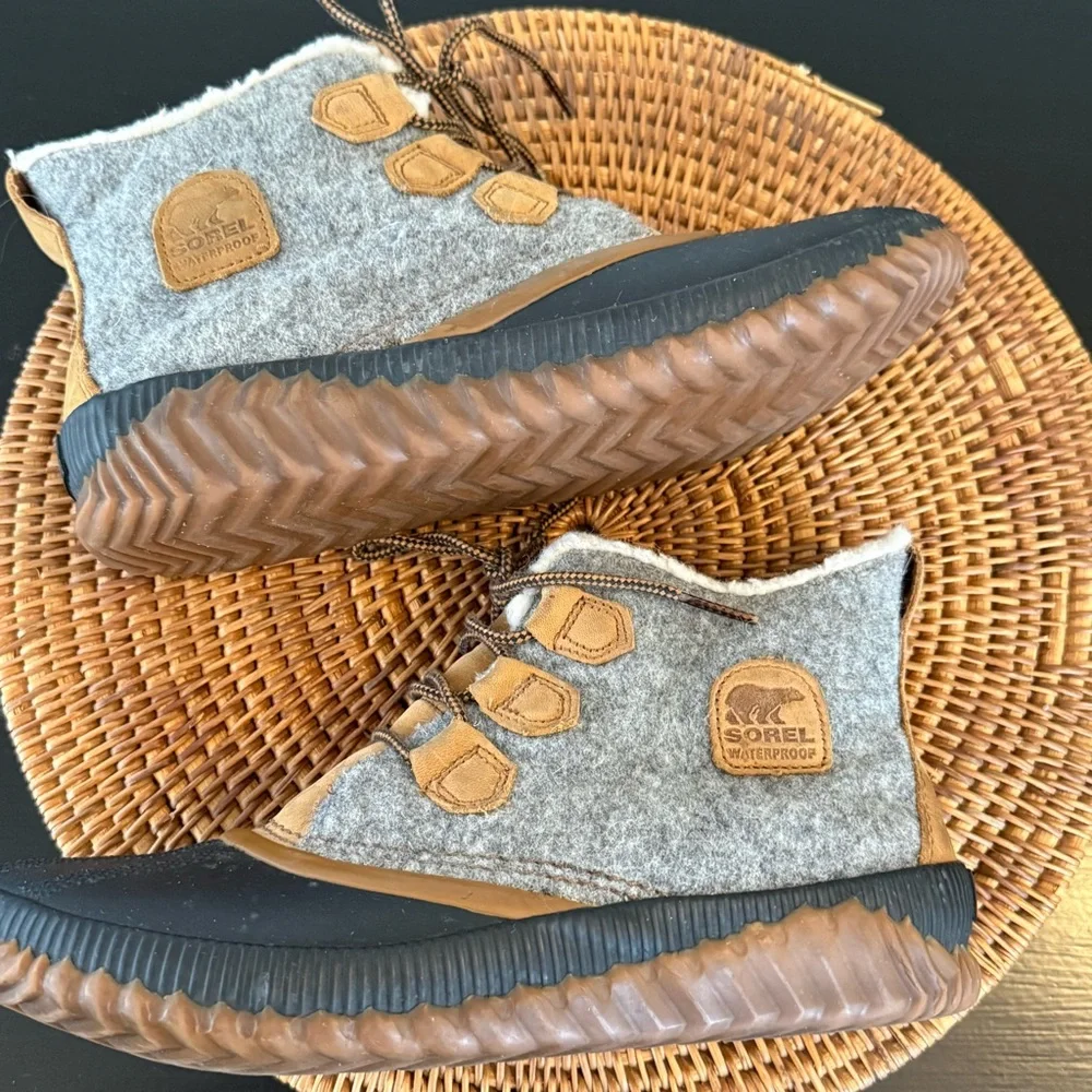 Sorel Gray and Tan‎ Waterproof Boots- insoles missing