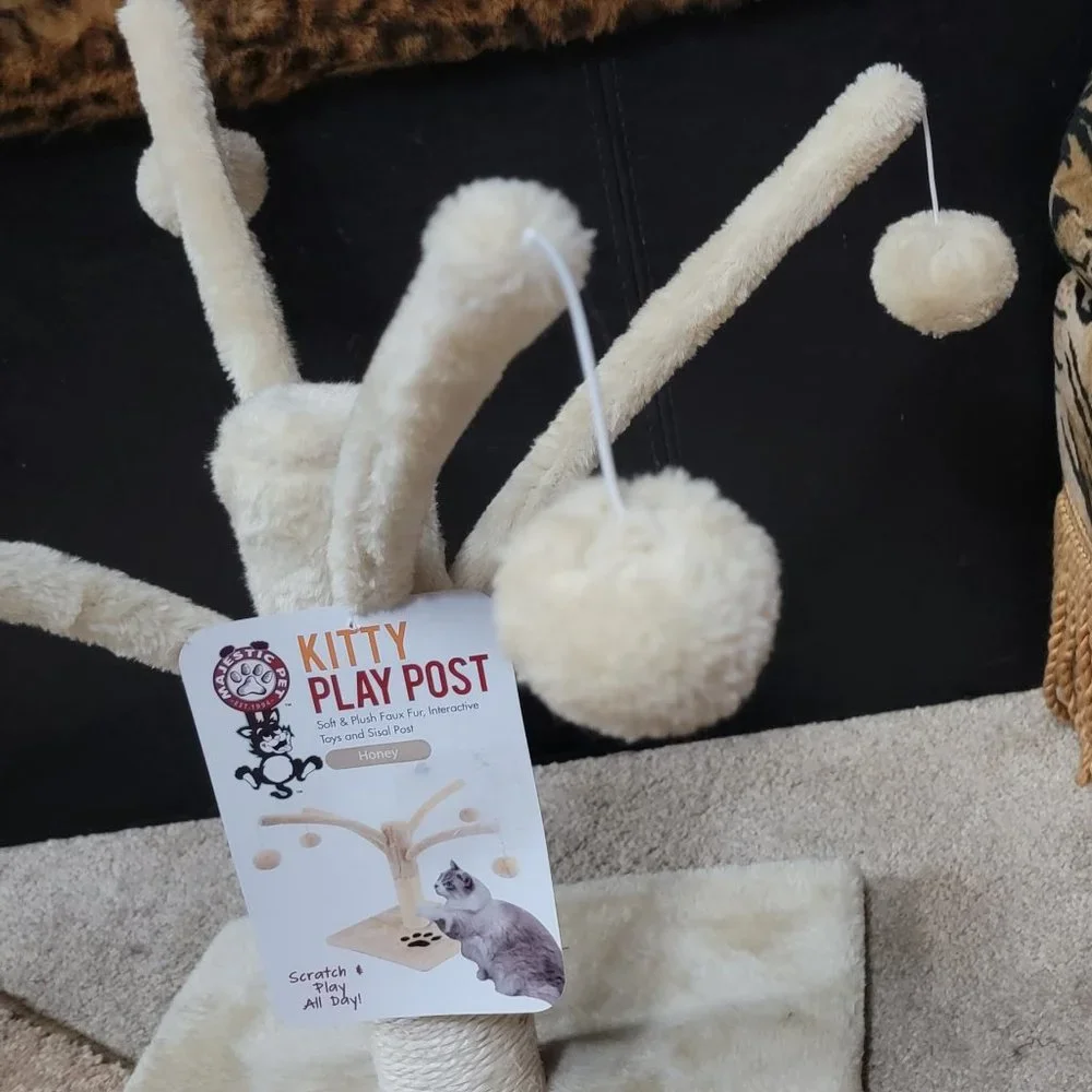 Cat Kitten Kitty Play Post.. A Favorite!!... New w/ Tag!