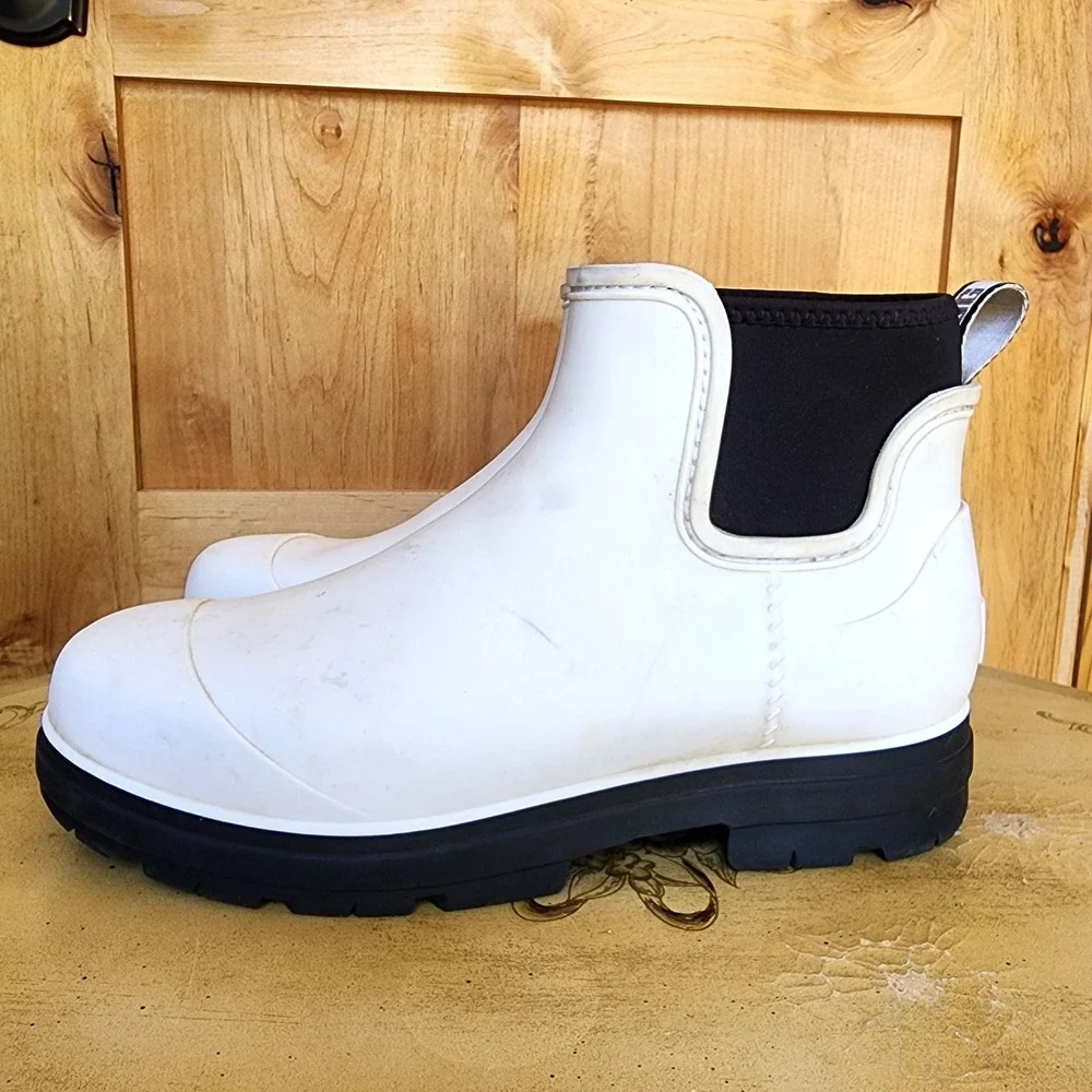 UGG Sz 11 White Rubber Droplet Waterproof Rain Boots Minimalist Winter Outdoors