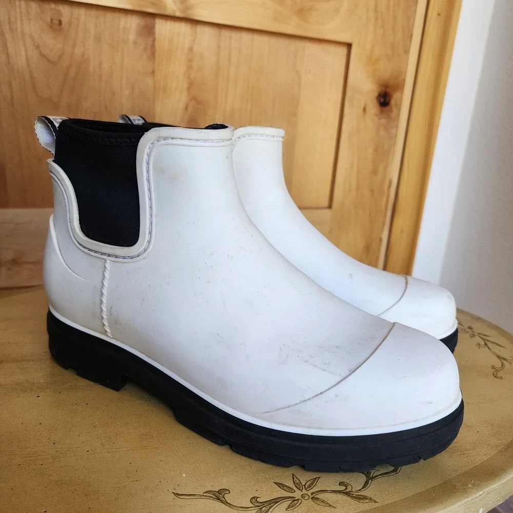 UGG Sz 11 White Rubber Droplet Waterproof Rain Boots Minimalist Winter Outdoors