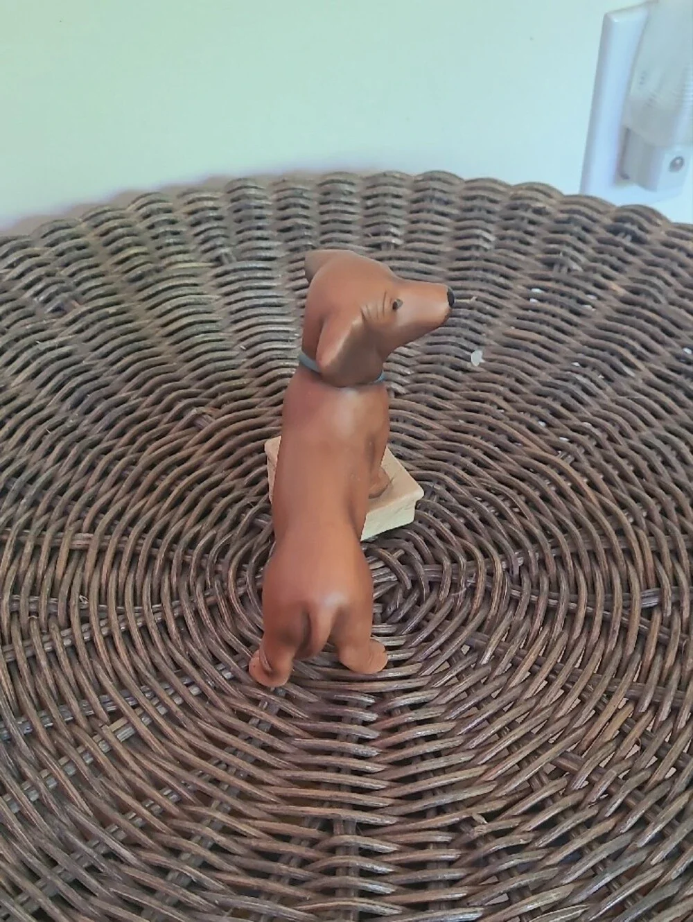 This is a vintage 1987 Franklin Mint Dachshund figurine.