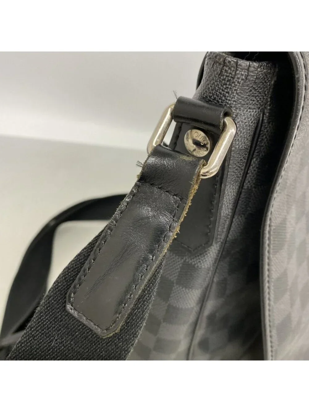 Louis Vuitton closure back