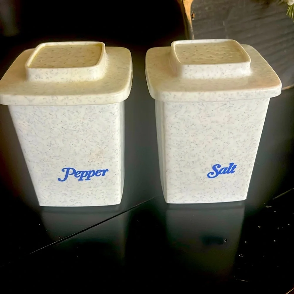Vintage plastic salt and pepper shakers. Exc preloved condition. 3.5 “ t…