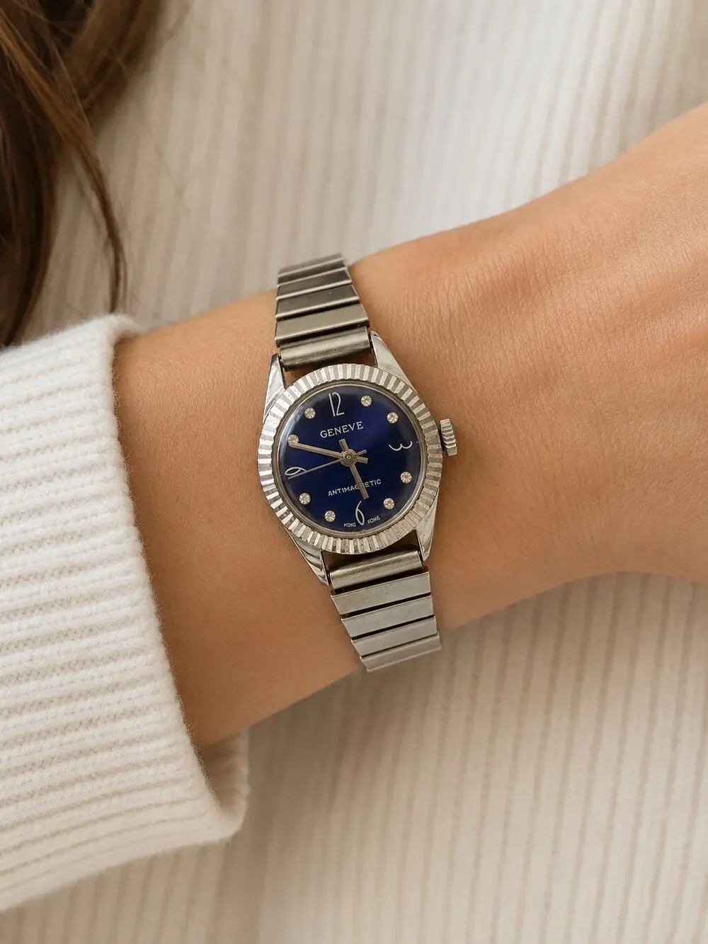 Vintage Genève 17 Jewel Ladies Hand Wind Watch Blue Dial Antimagnetic Runs HK