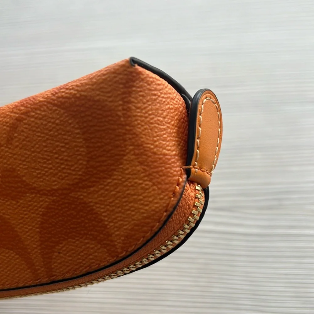 Coach sleek cosmetic