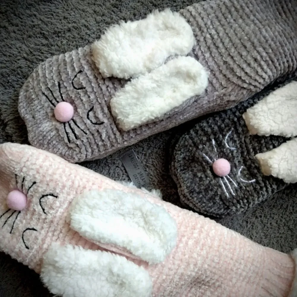 🍒NWT🍒 SNOW BUNNY NONSLIP SLIPPER SOCKS