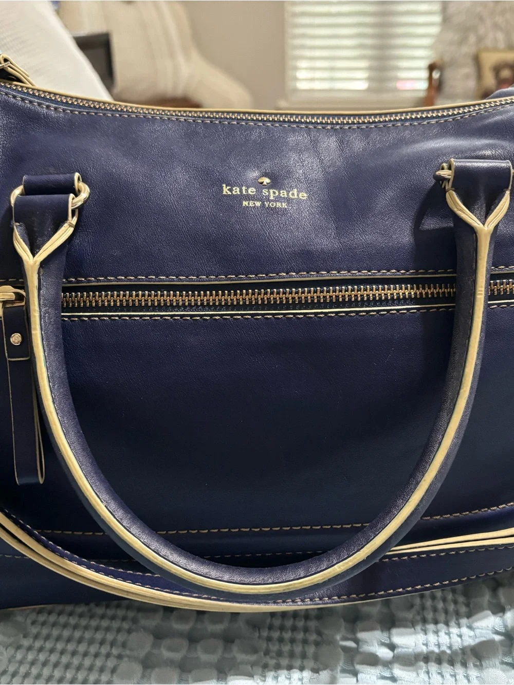 Kate Spade handbag/shoulder bag is a great accessory fun or professional use.