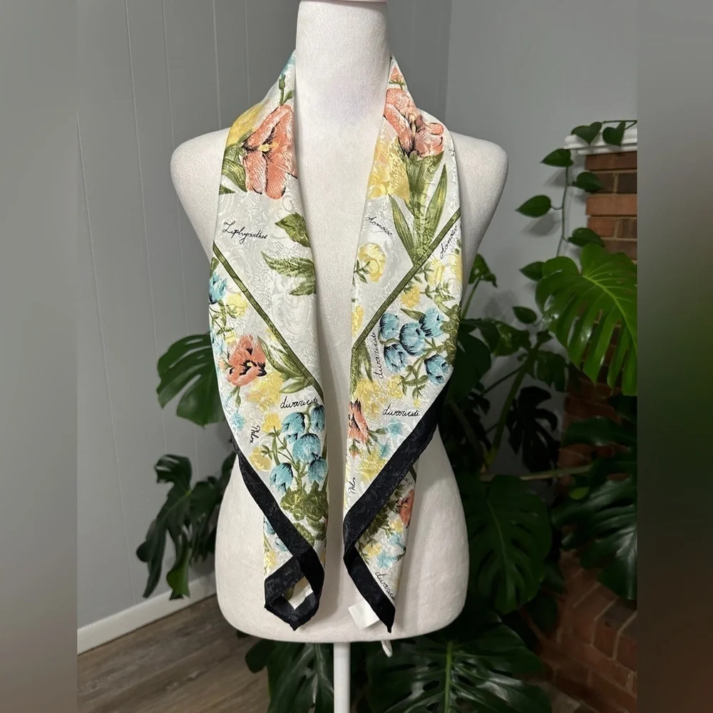 🧣 100% Polyester beautiful scarf measurements 35X35 great condition.