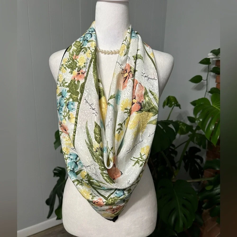 🧣 100% Polyester beautiful scarf measurements 35X35 great condition.