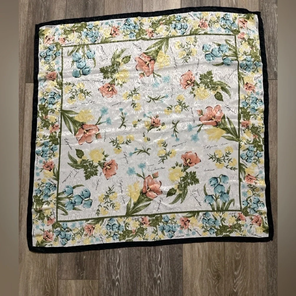 🧣 100% Polyester beautiful scarf measurements 35X35 great condition.