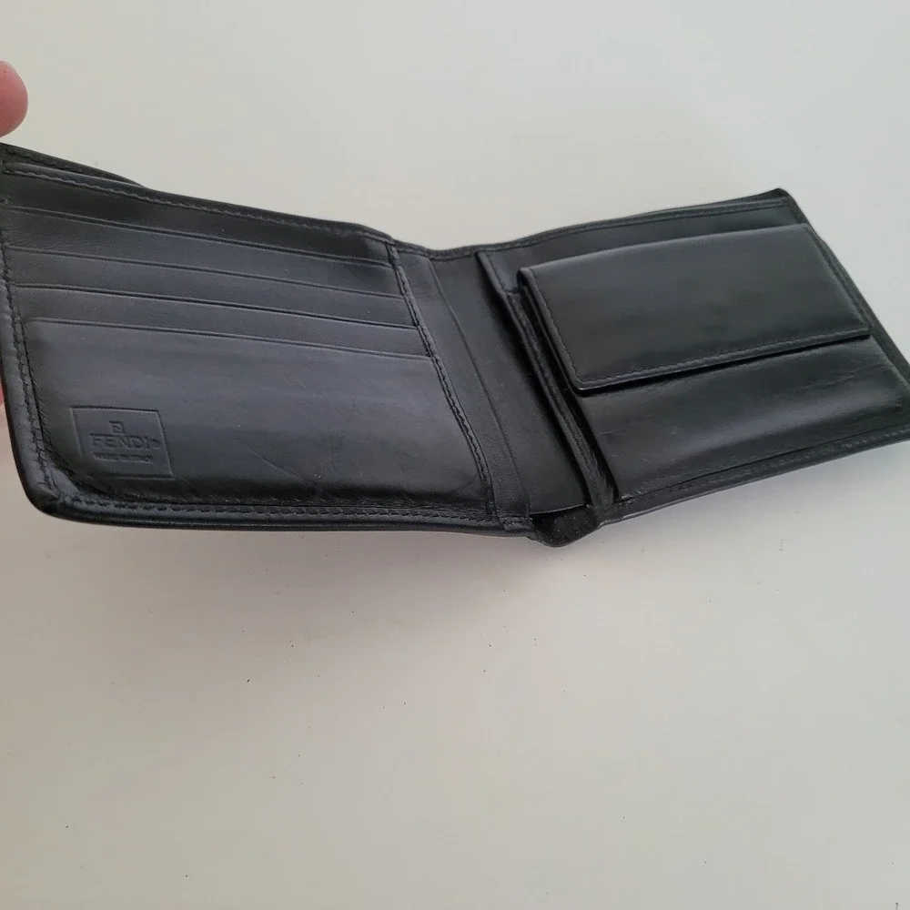 Fendi Mens Black Leather Bifold Wallet Silver Logo Plaque 2270-31011-008 Italy