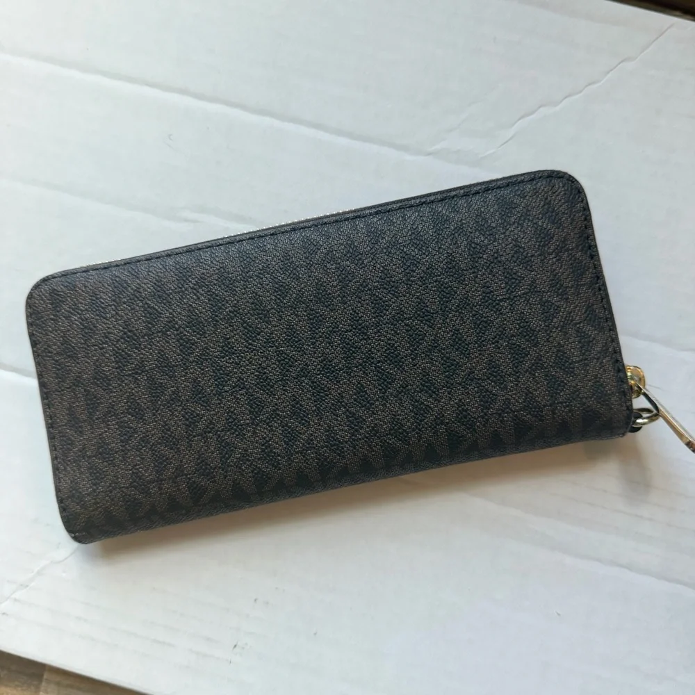 Michael Kors classic zip