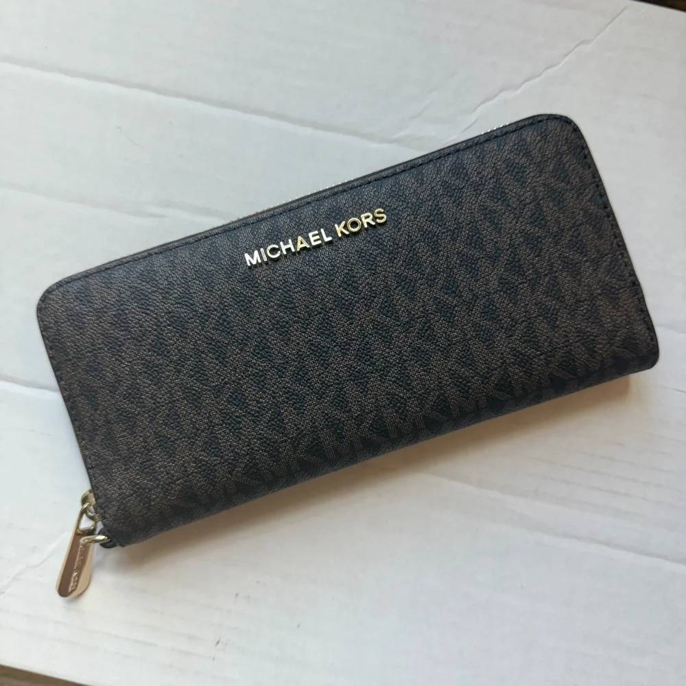 Michael Kors classic zip