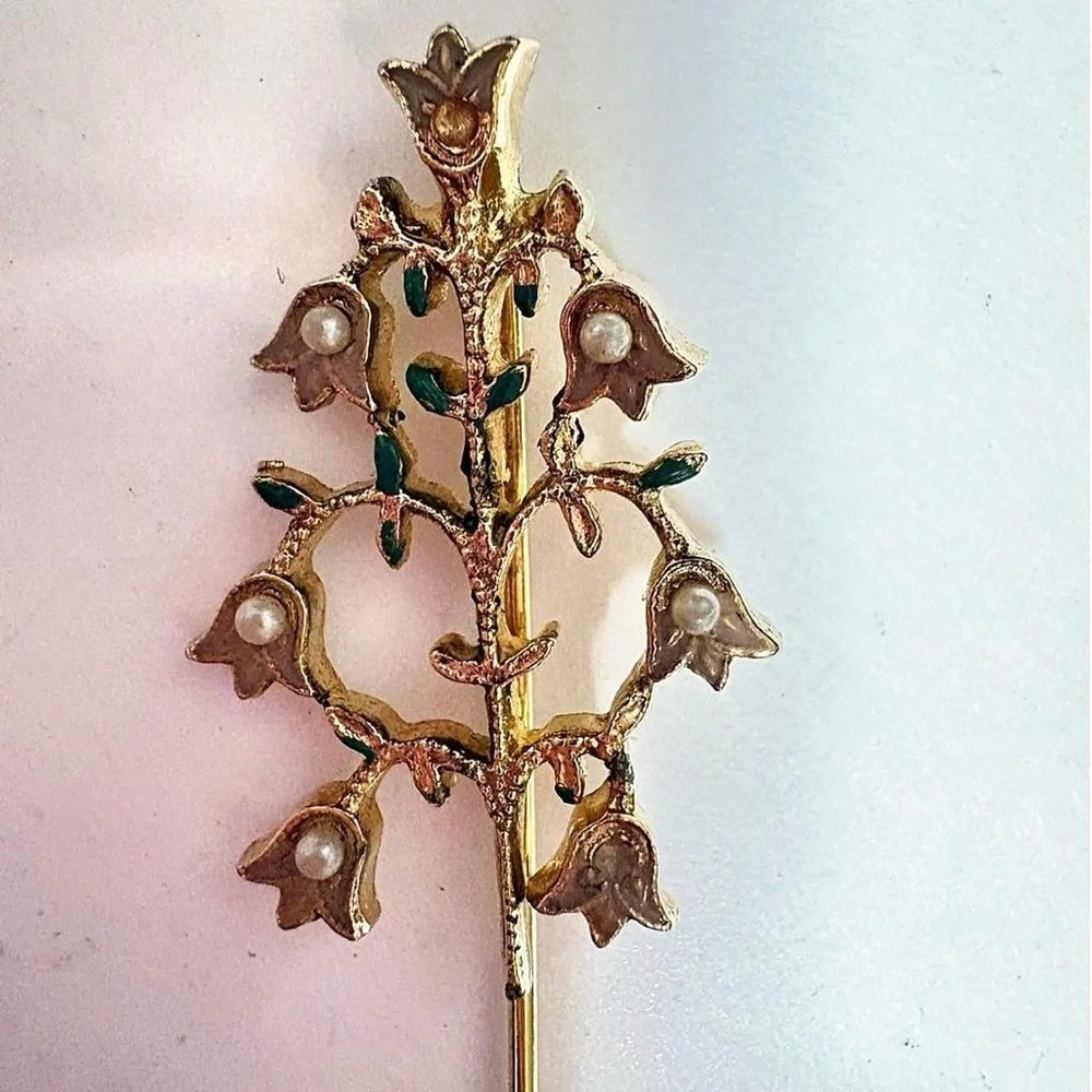 Elegant vintage Gold tone Floral pin Brooch