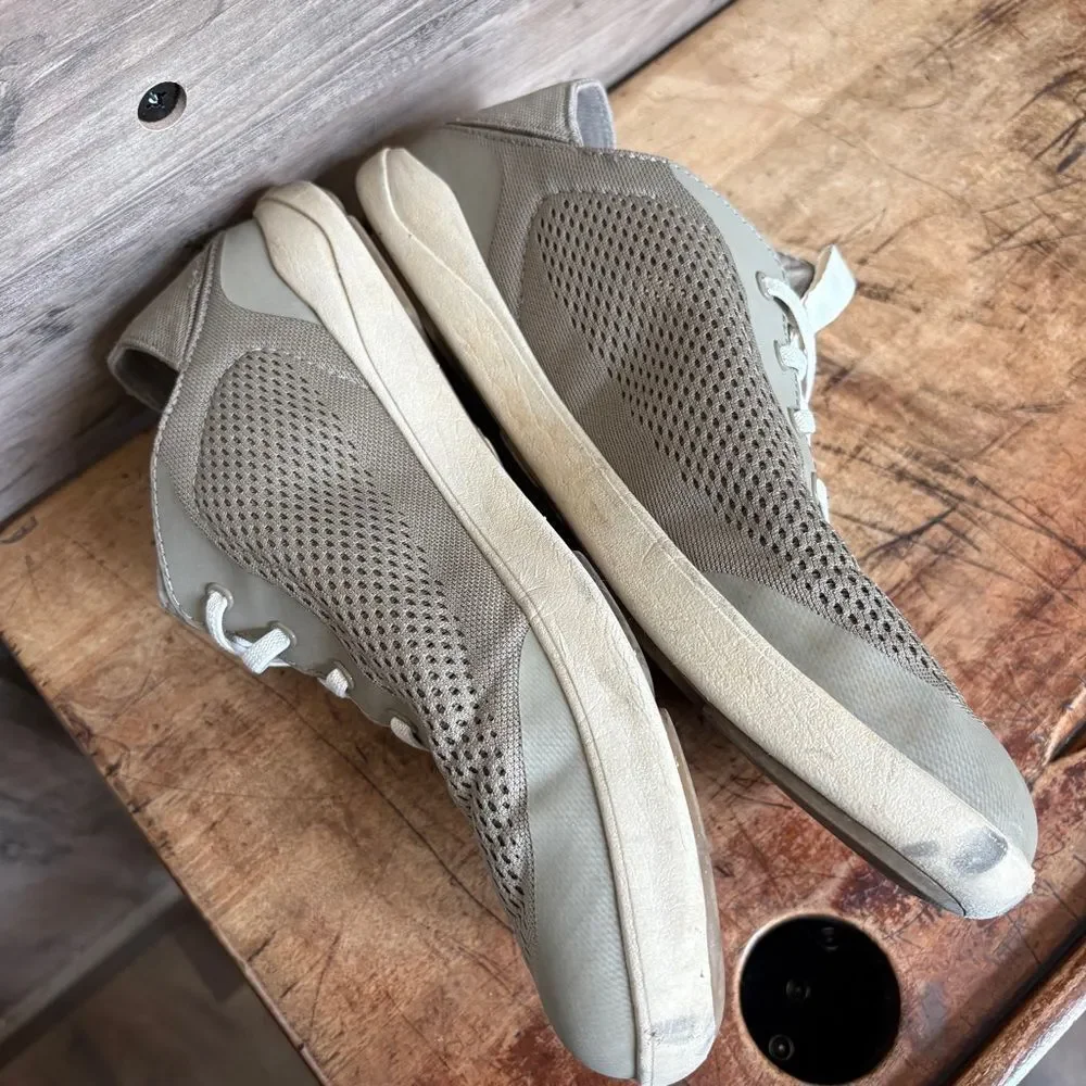 OluKai Moku Pae men's sz 11 preworn gray shoes valsole inserts