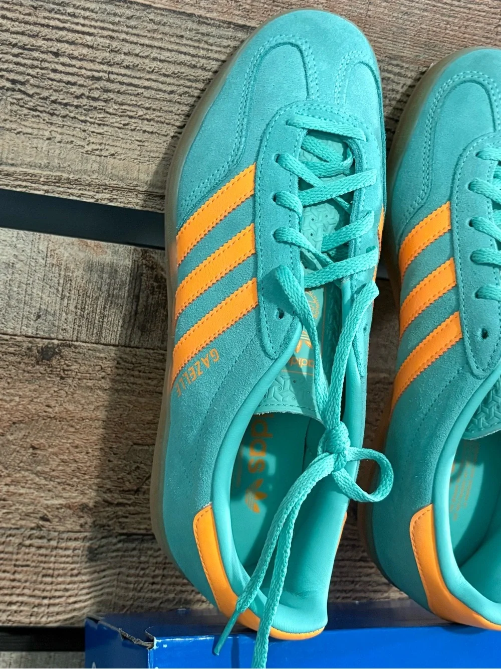 adidas Gazelle Teal and Orange Suede shoes. Unisex style and colors. Women’s 9