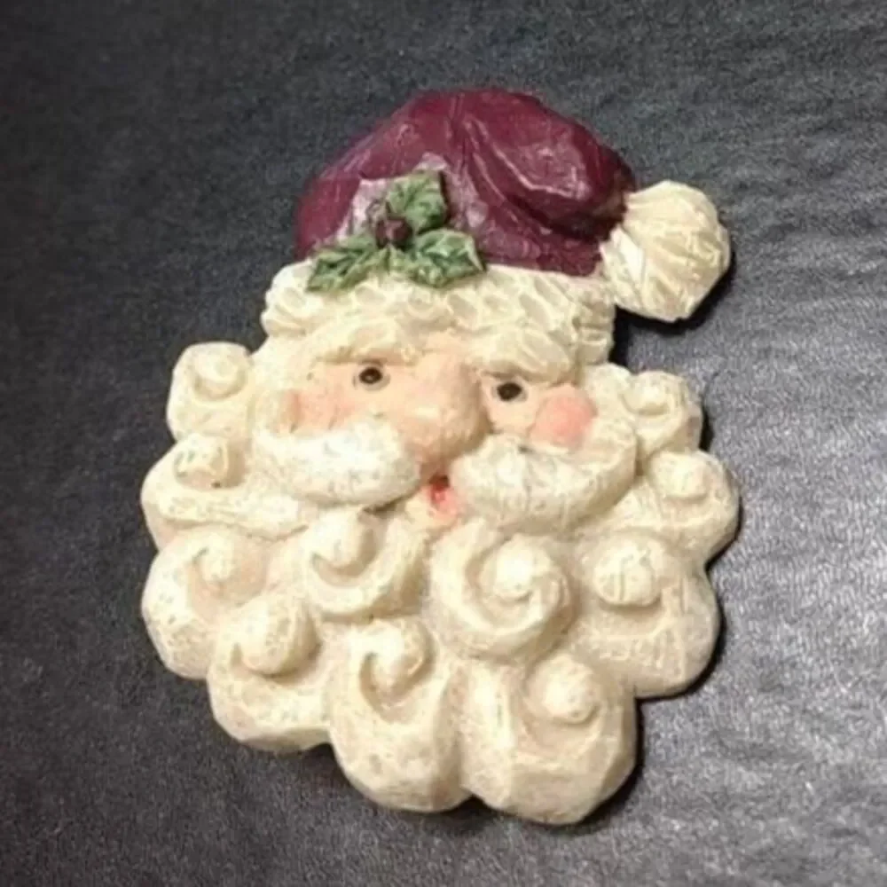 Vintage old fashioned looking Santa brooch