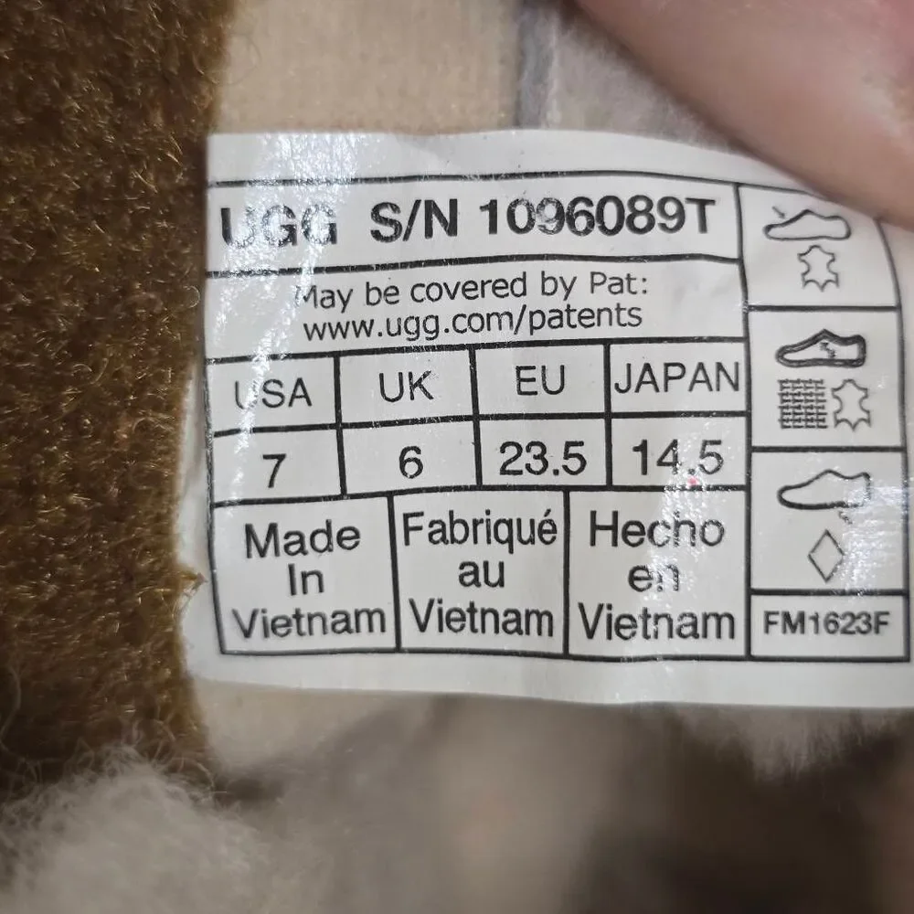 UGG side size signs