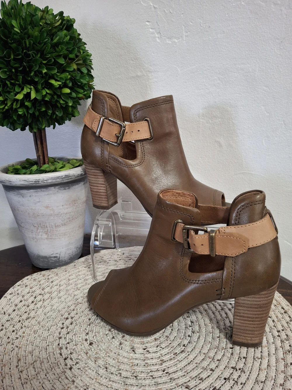 Women’s ClarksBrown Open-Toe Heeled Ankle Boots with Buckle Size 7.