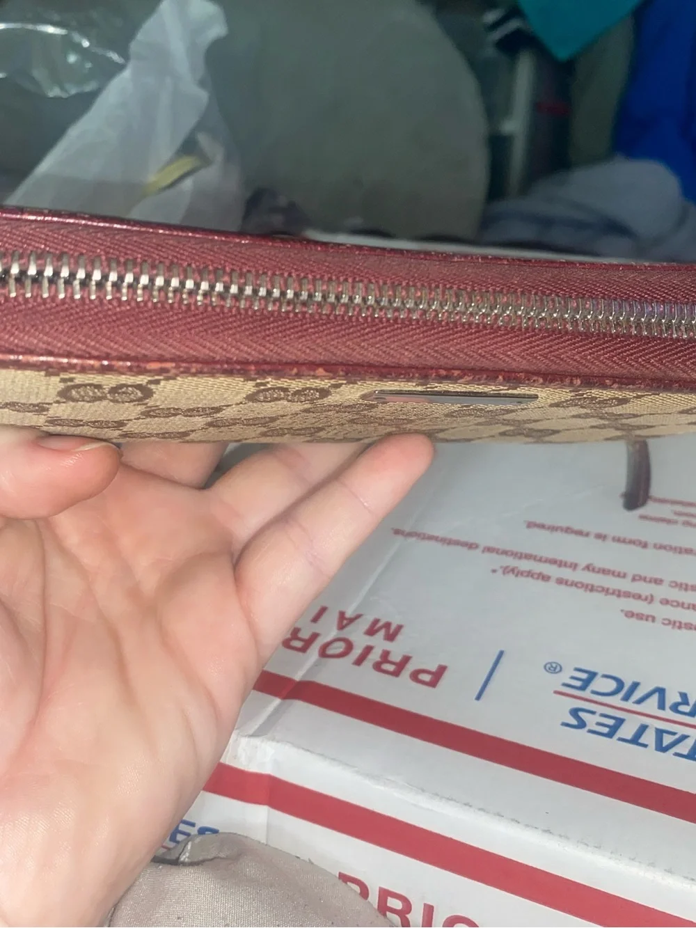 Gucci beige closure gg