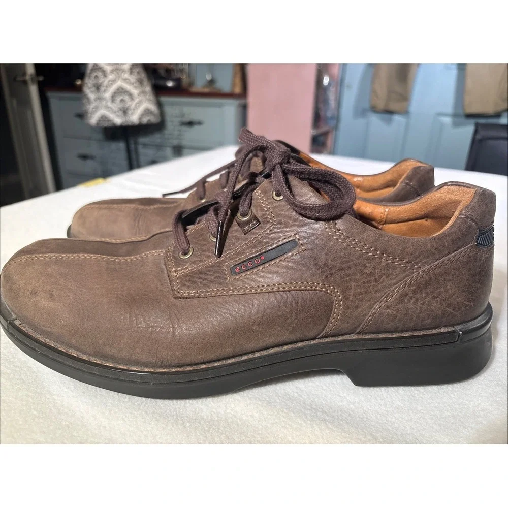 Ecco men stable