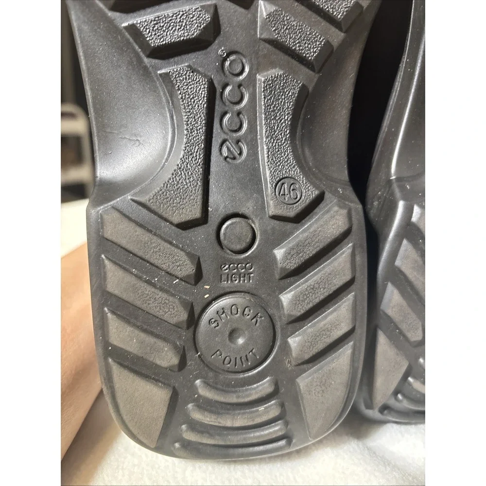 Ecco men stable