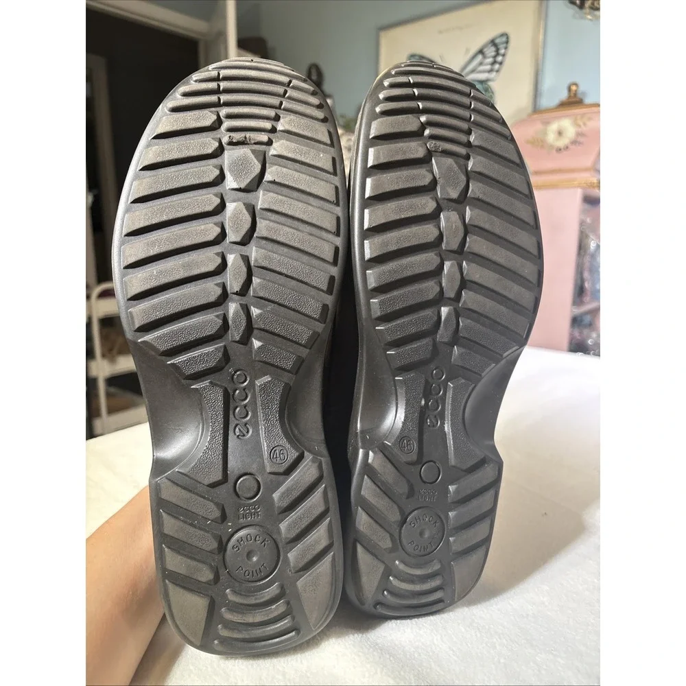Ecco men stable