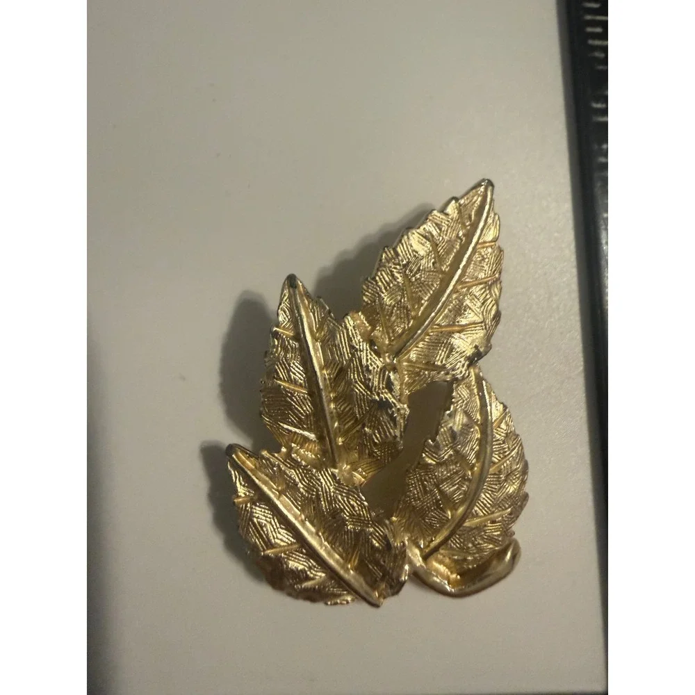 Vintage Gold Tone Textured Triple Leaf Brooch Pin Botanical Nature Jewelry