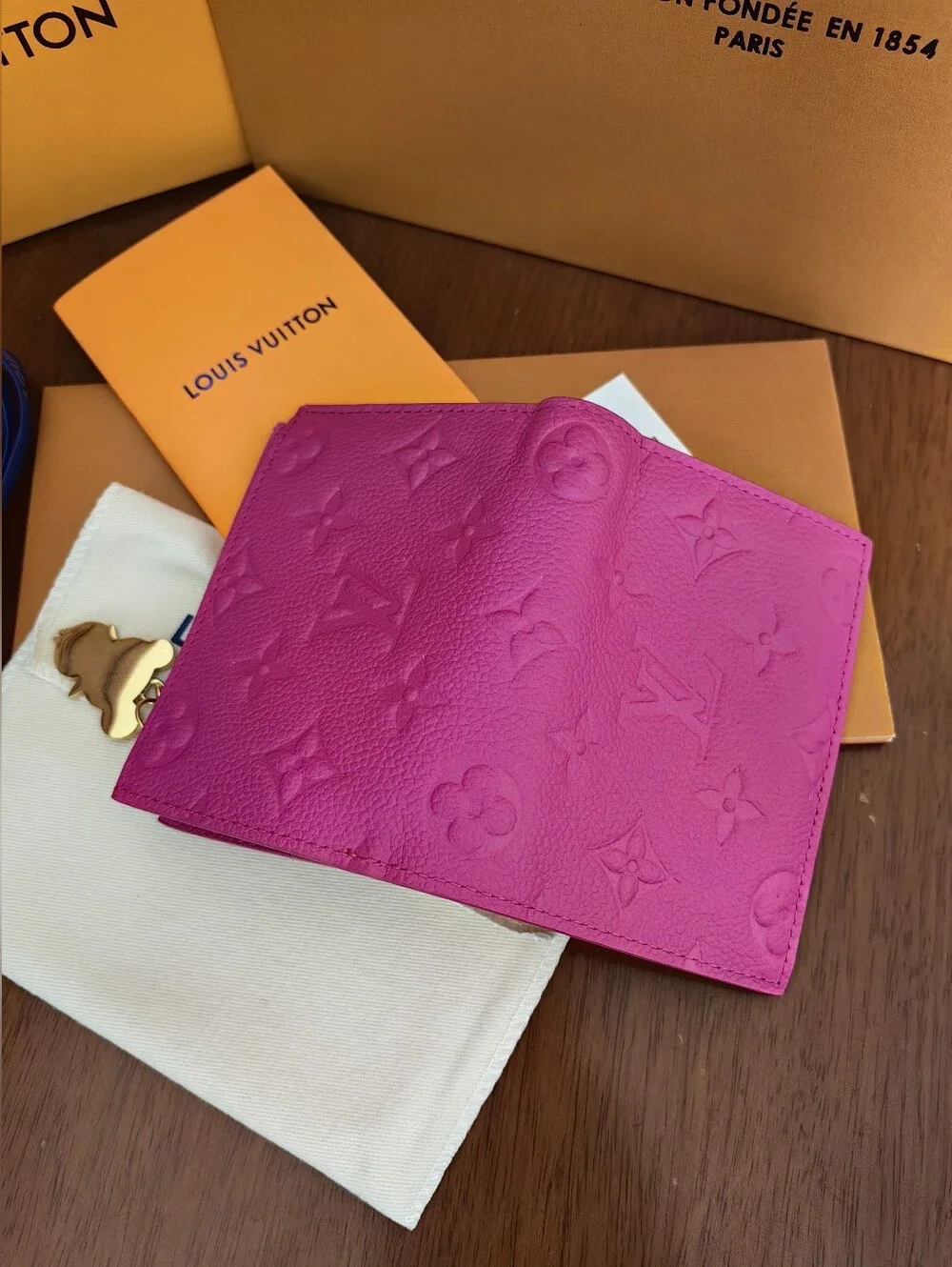 Louis Vuitton compact louis