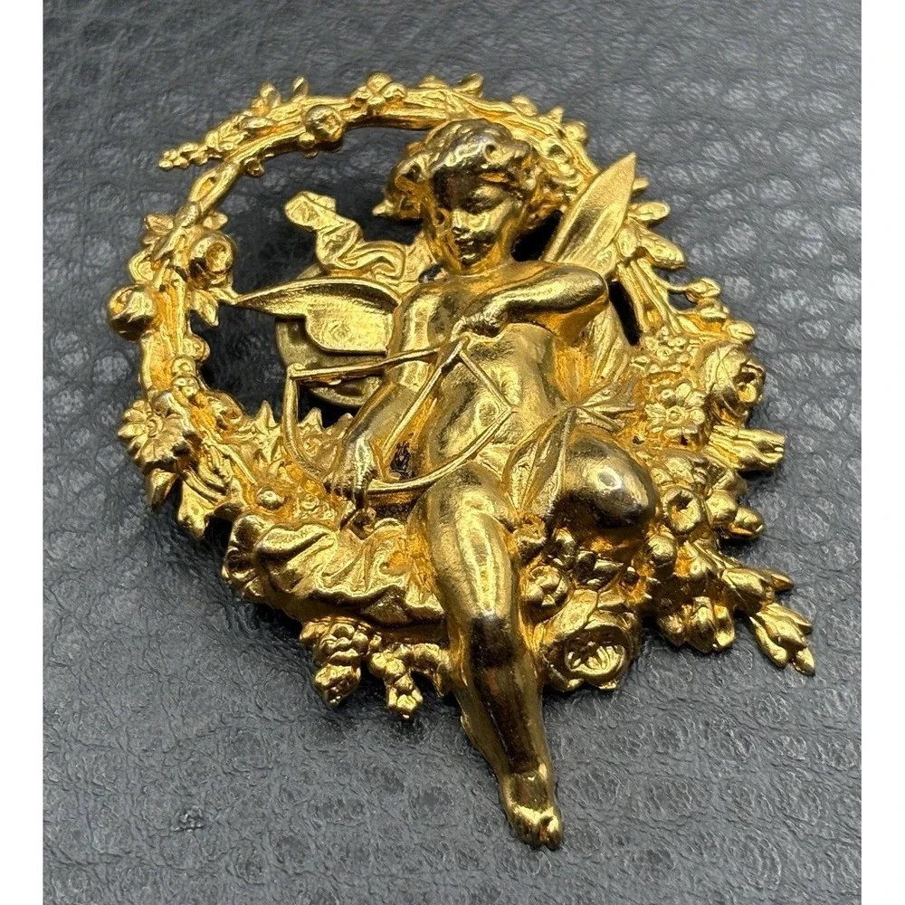 Vintage Cherub Angel Wreath Brooch Pin Cupid Gold Tone