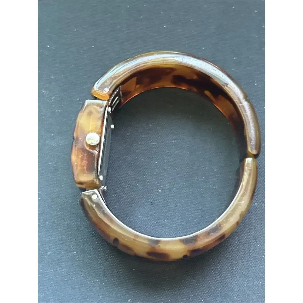 Unbranded pearlized dial