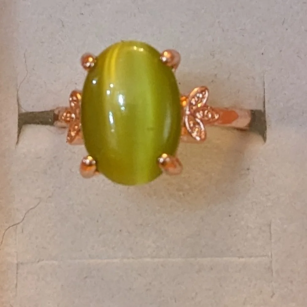 New green colored cat's eye style gold tone ring, T1B8C