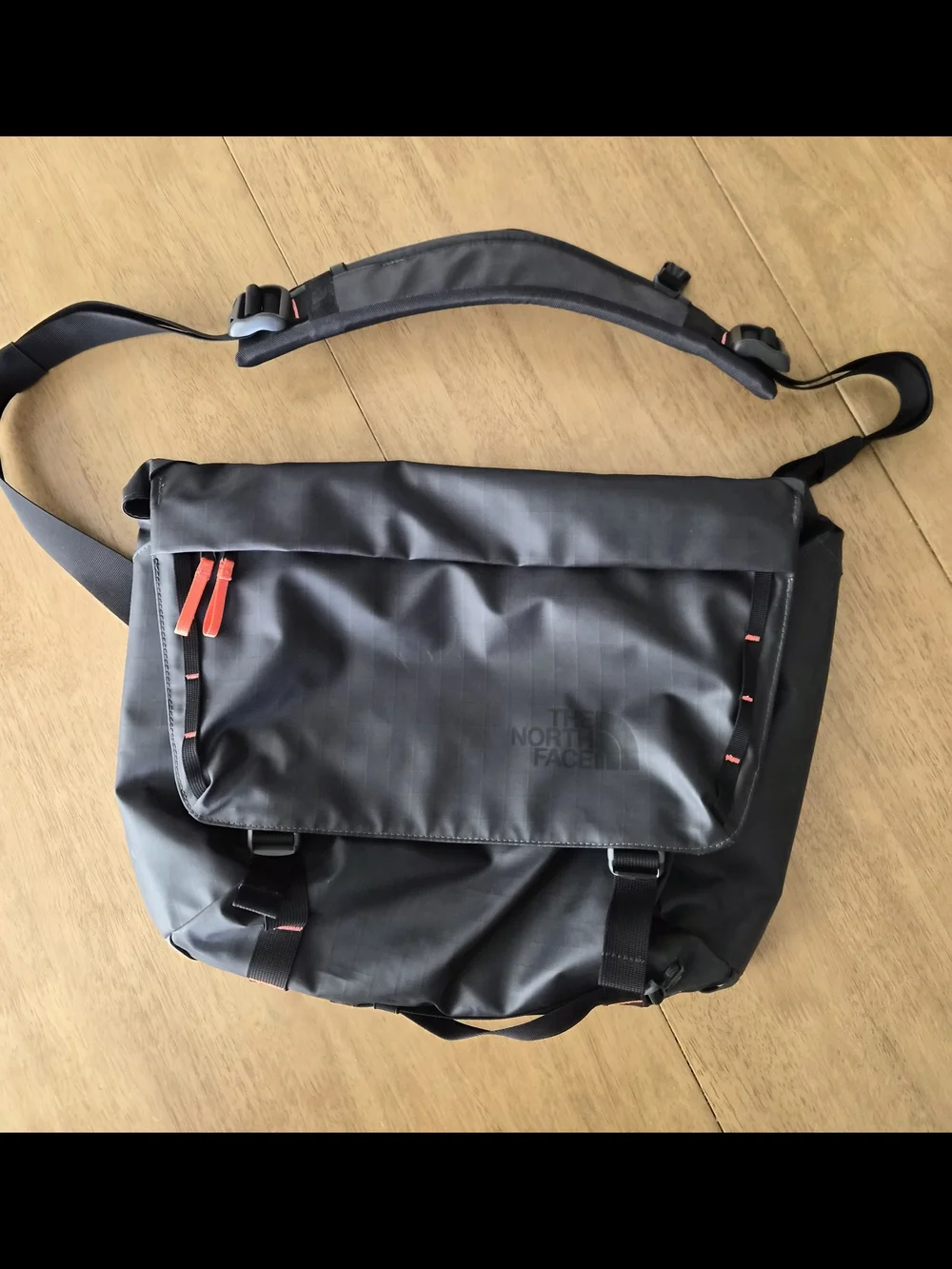 The North Face Voyager Base Camp Messenger Bag In Asphalt Gray/Vibrant Orange
