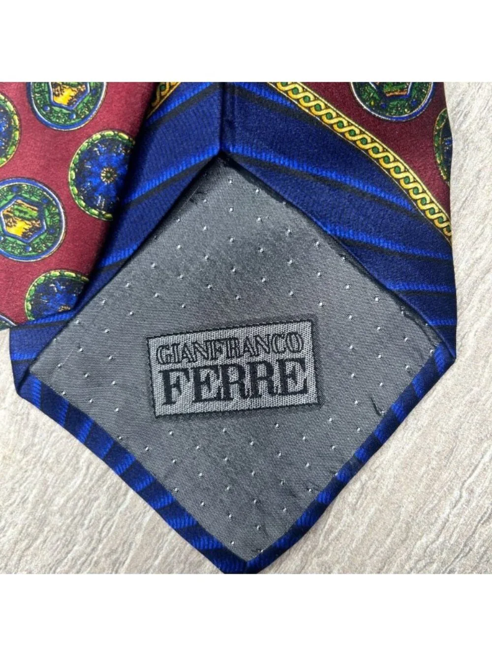 Gianfranco Ferré present items buying