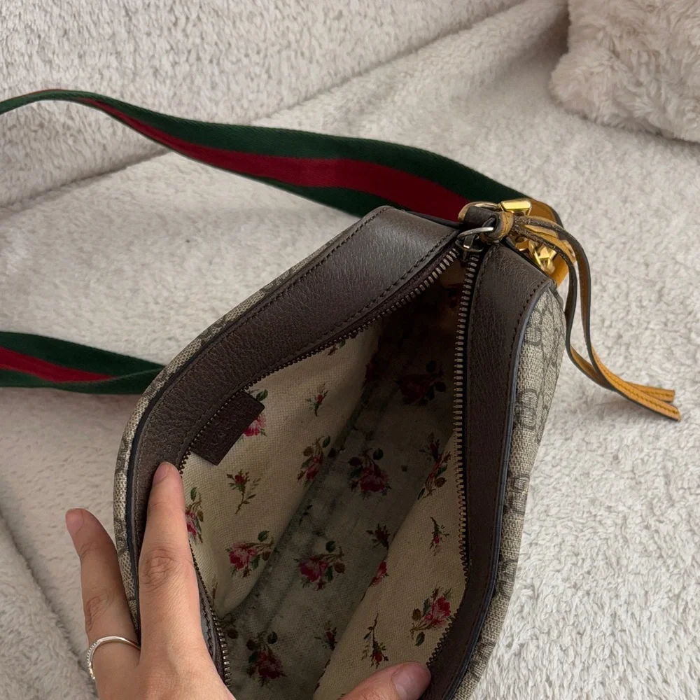 Gucci red tone green