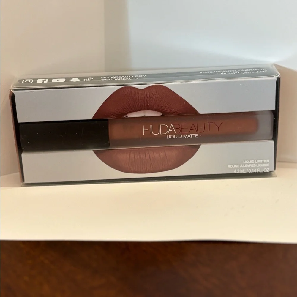 HUDA BEAUTY discover elegance