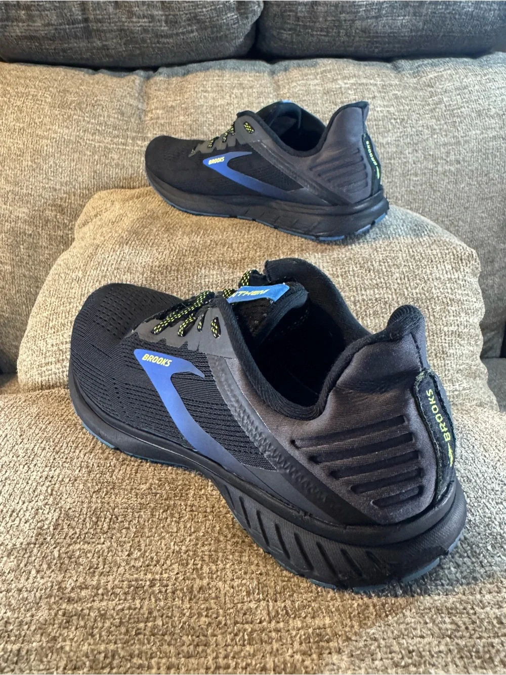 Brooks lightweight contrasting