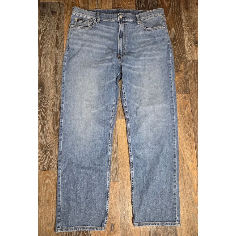 Calvin Klein Relaxed Straight Jeans Mens 38x30 Medium Wash Blue Denim CK Logo