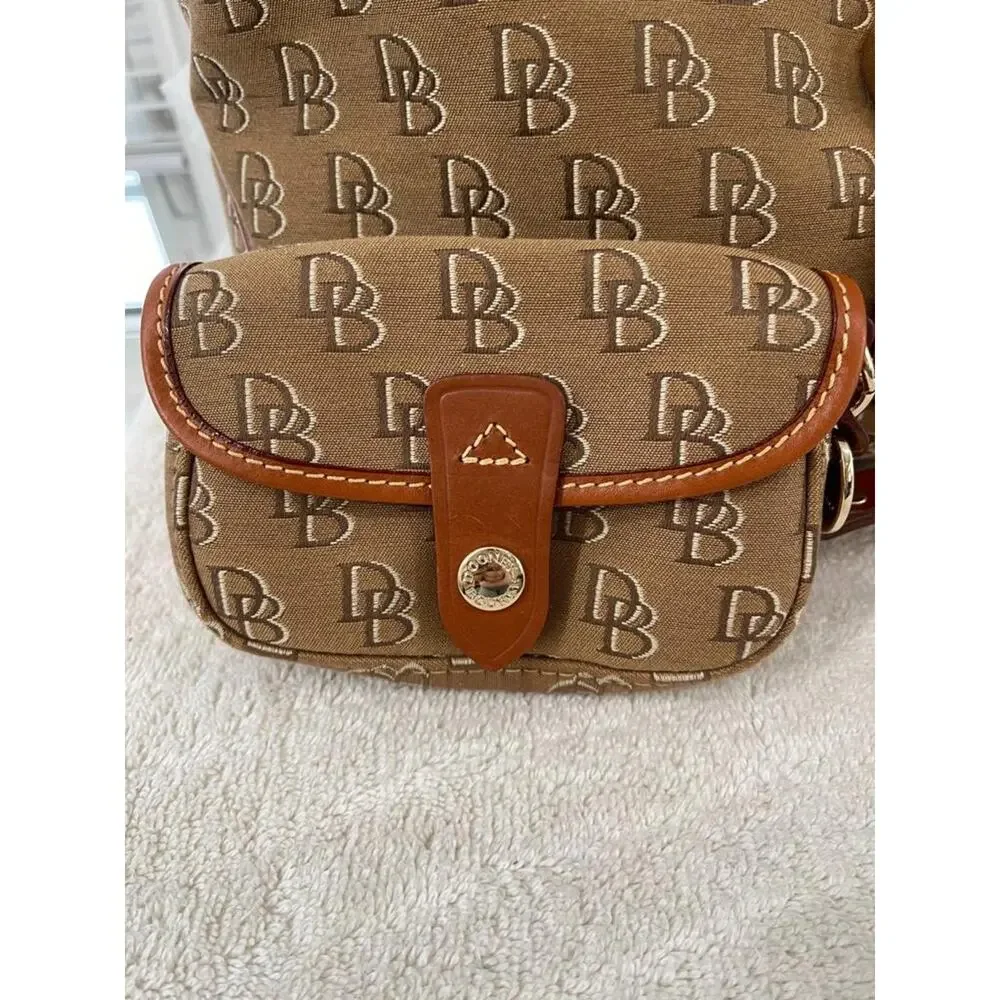 Dooney and bourke DB shadow clasp sac with wristlet 2pc set (PU300