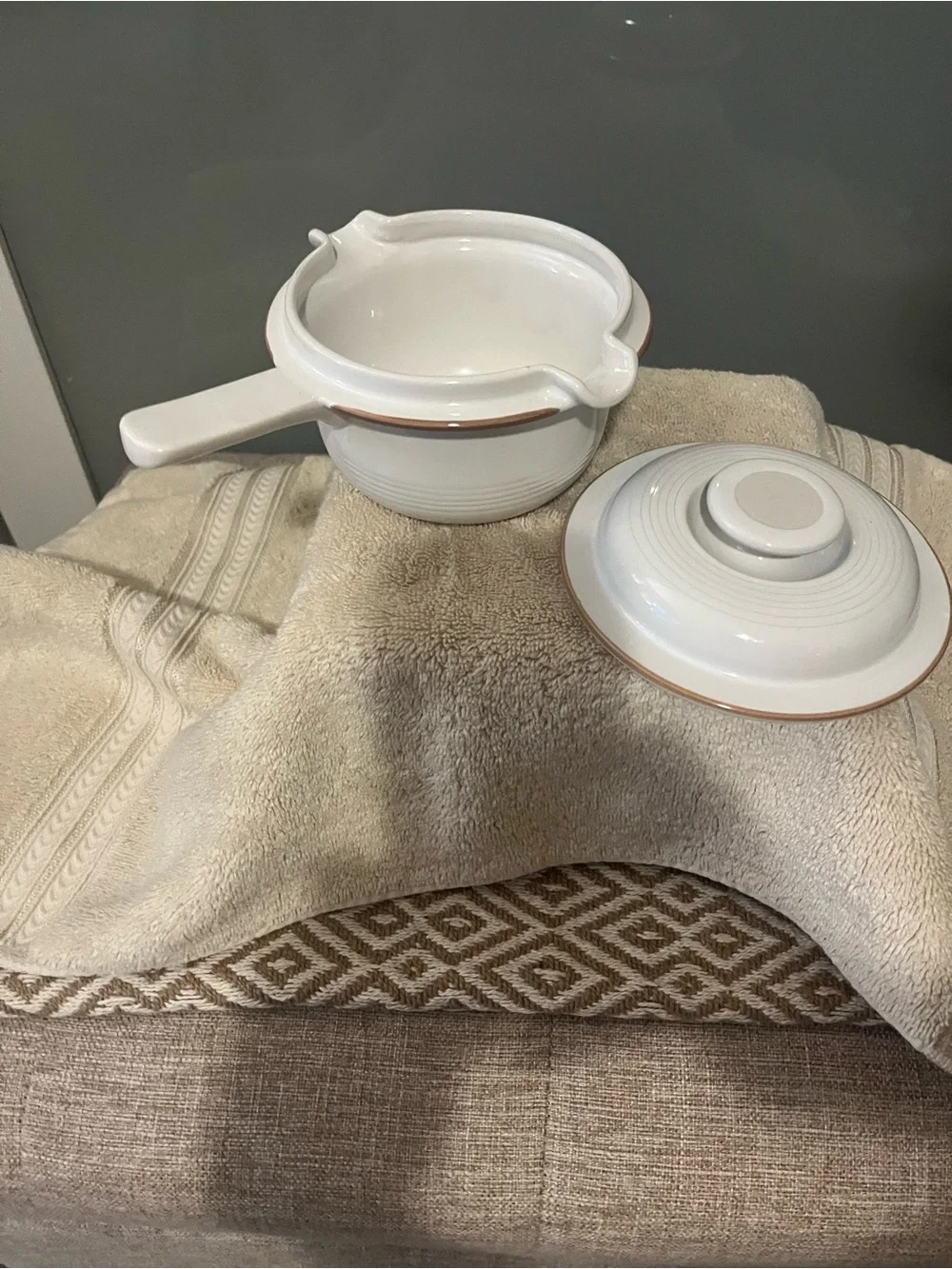 Mikasa Ceramic White Saucepan with Handle and Lid - White tan trim 363