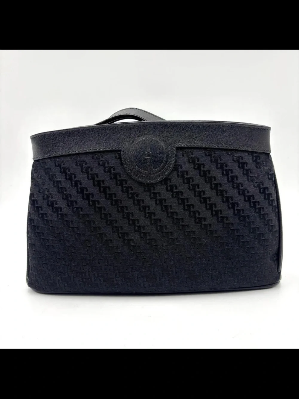 Gucci wristlet pouch
