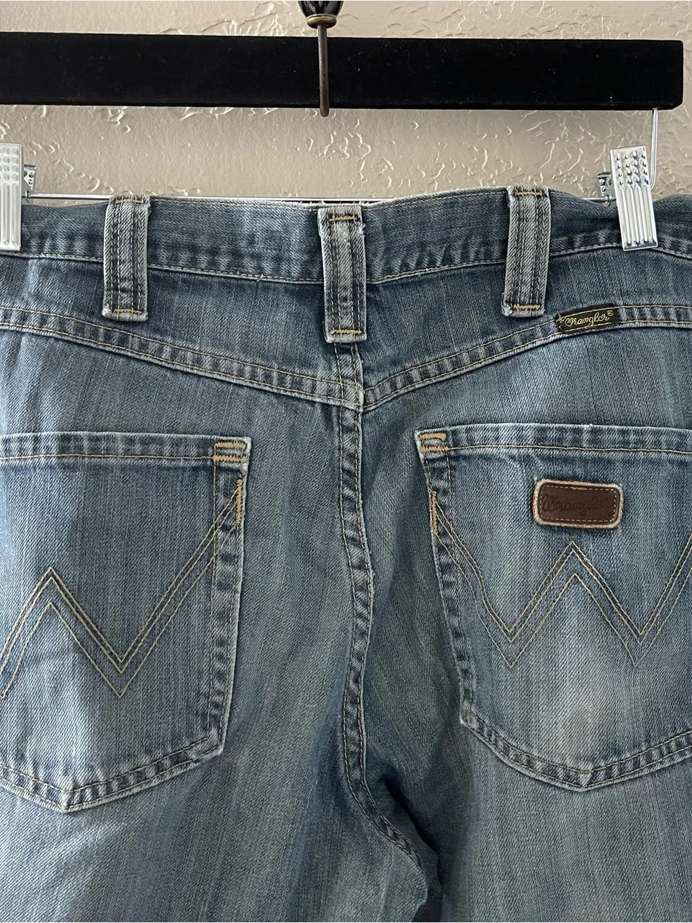 Wrangler Men Straight Distressed Jeans - Faded Blue Wash Size 32X34