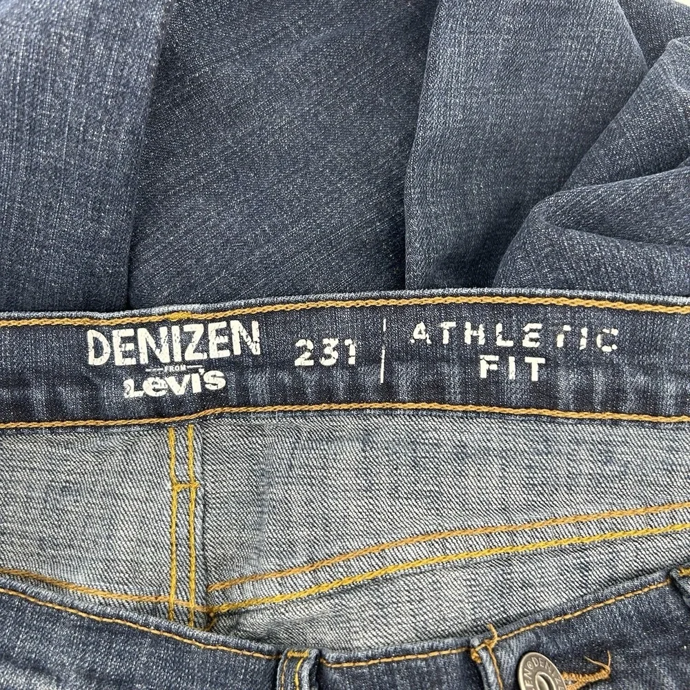 Denizen from Levis size room