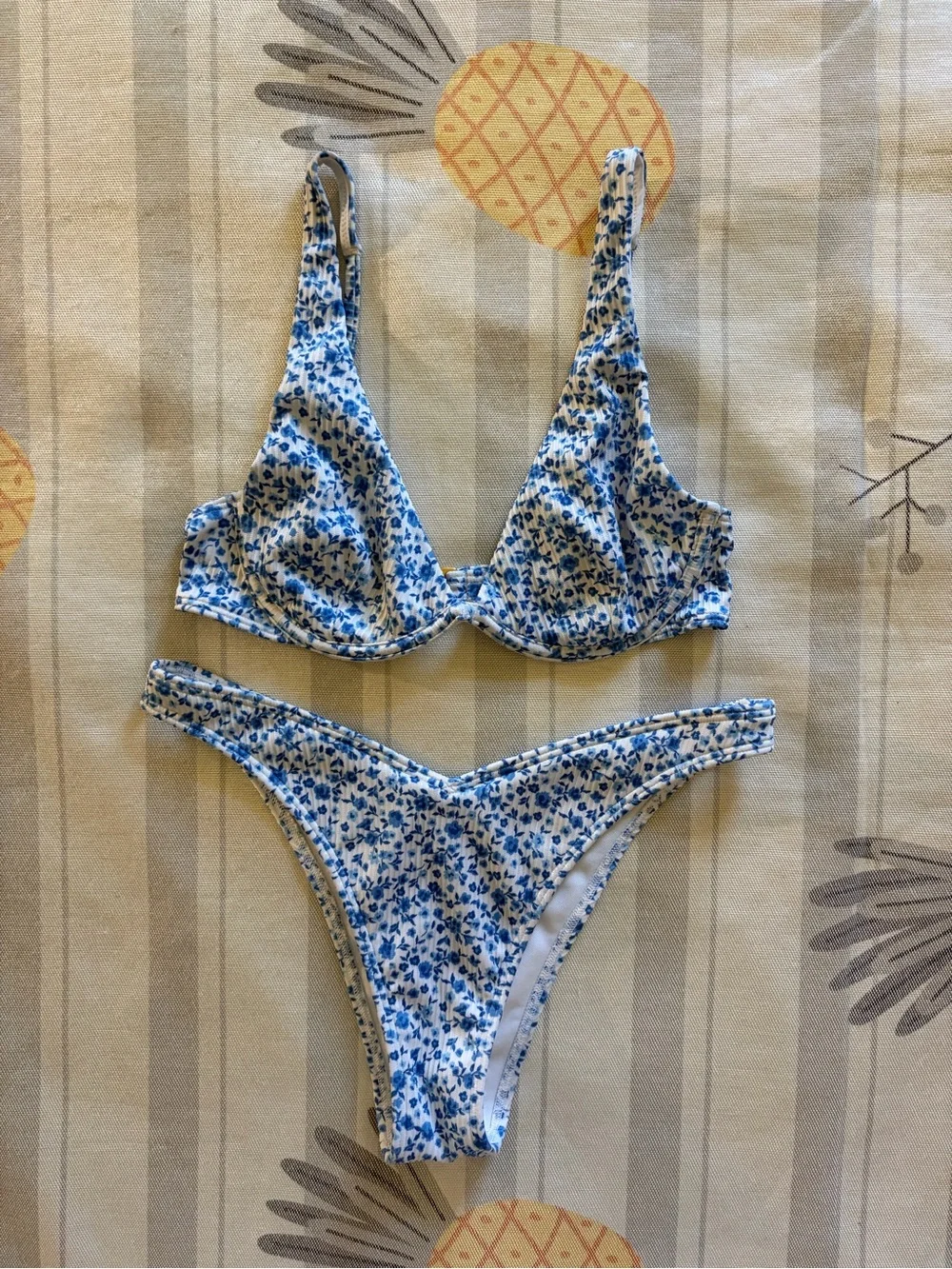 Hollister Co. white/blue floral bikini set