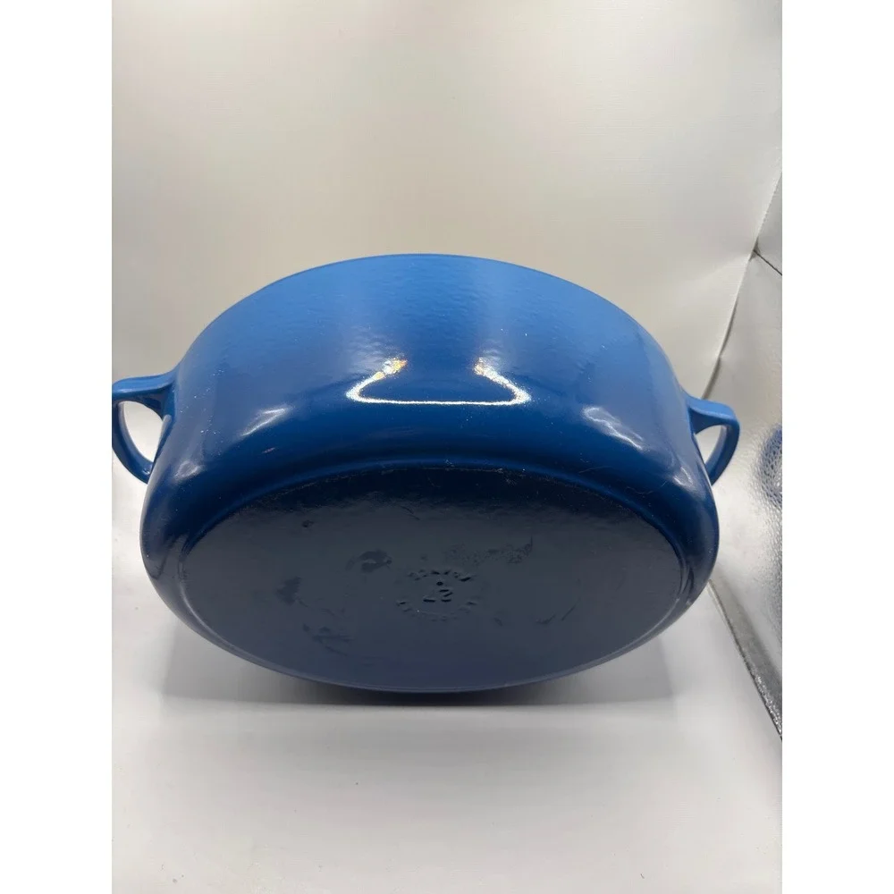 Le Creuset please look