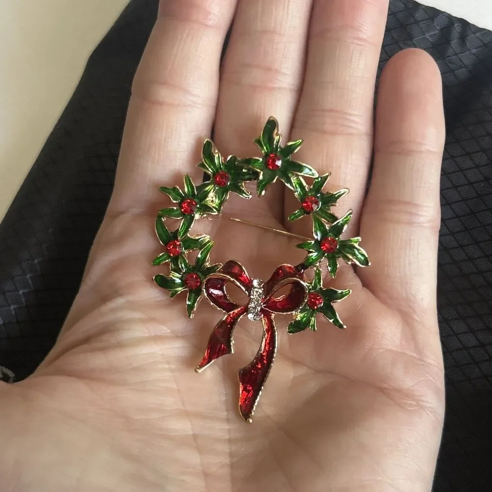 RED & GREEN ENAMALED WREATH  AND BOW, HOLLY GOLDTONE CHRISTMAS HOLIDAY BROOCH