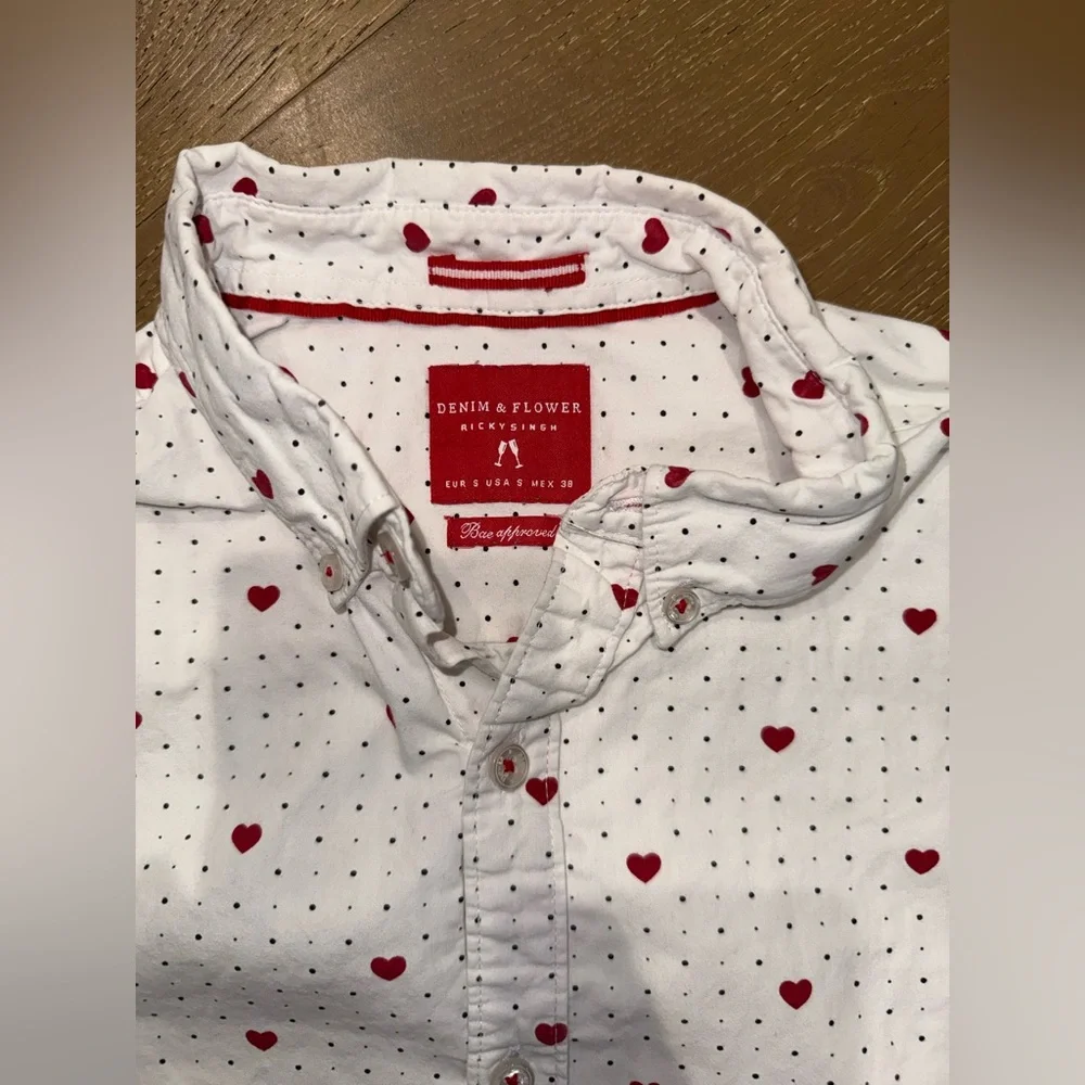 Denim & Flower White Short-Sleeve Button-Down‎ Shirt with Red Heart Print